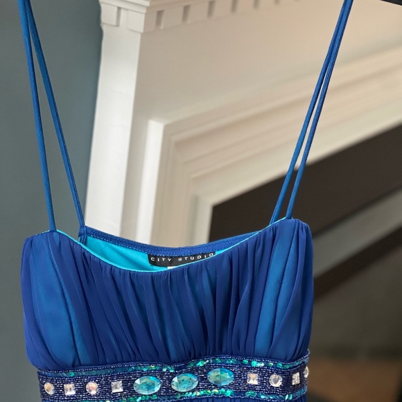 New Party Dress with tie back ribbon with fancy accents on waist size medium - Picture 4 of 8